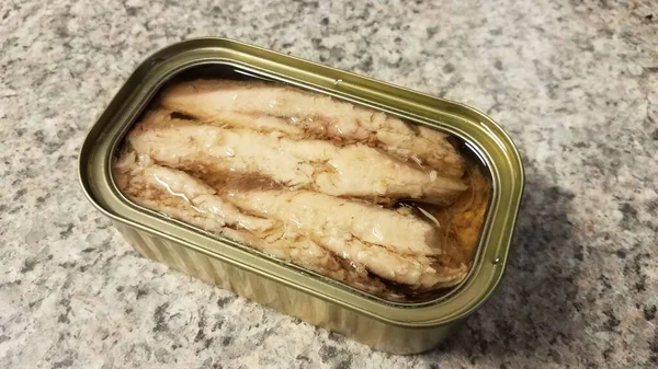 Lattina di pesce sardina con olio sul bancone — Foto Stock