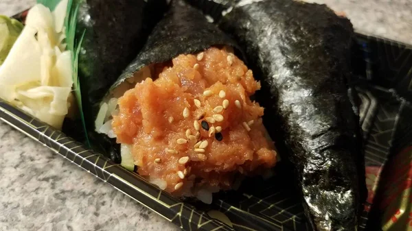 Pittige tonijn handroll sushi met zaden in container — Stockfoto