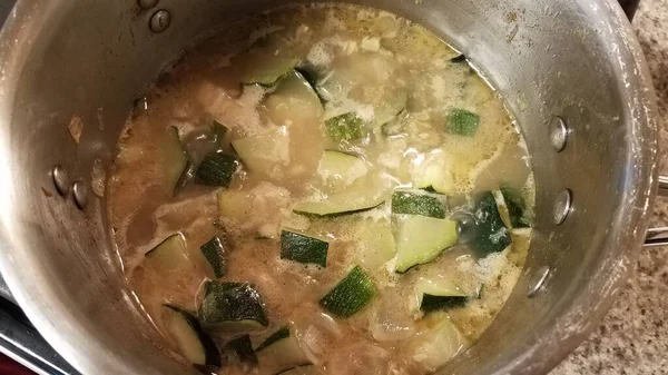 Cottura a fette di zucchine in pentola metallica d'acqua — Foto Stock