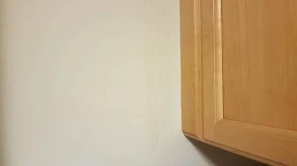 Gabinete de madera con daño de agua en la pared del drywall — Foto de Stock