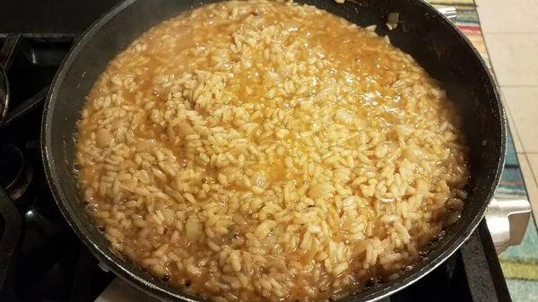 Risotto riso italiano con sugo e cipolla in padella — Foto Stock