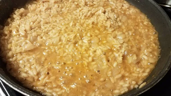 Risotto riso italiano con sugo e cipolla in padella — Foto Stock