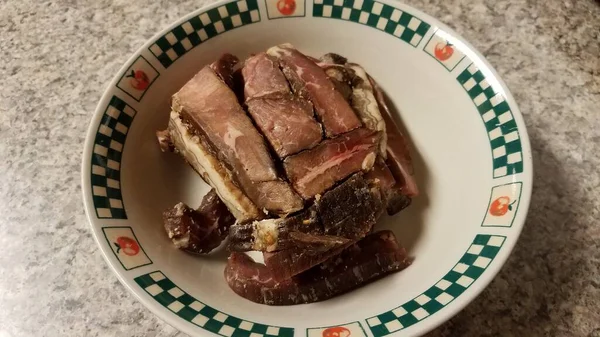 Rauw rundvlees met vet in de kom op de toonbank — Stockfoto