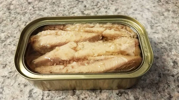 Blik sardines in olie op de toonbank — Stockfoto