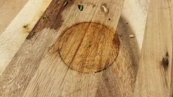 음식 조각 과원형 얼룩이 있는 더러운 나무판 — 스톡 사진