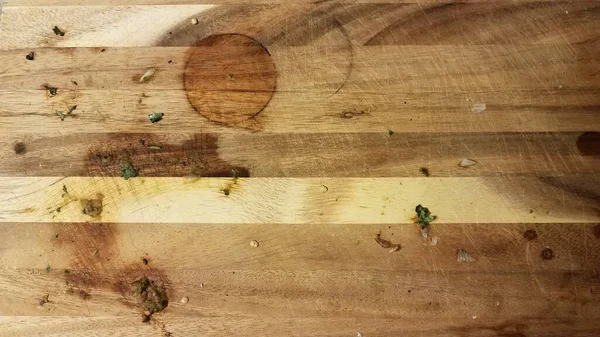 Брудна дерев'яна обробна дошка з шматочками їжі та круглою плямою — стокове фото