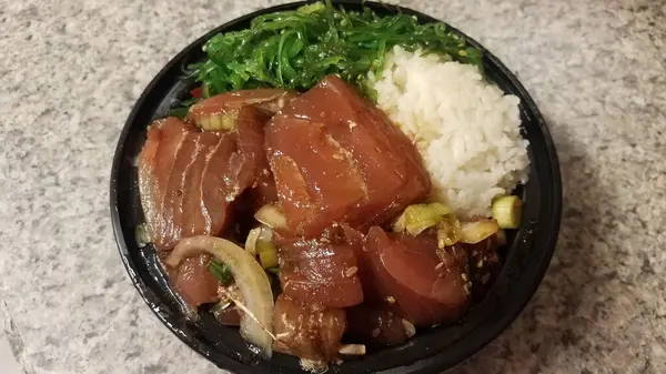 Atum em bruto e arroz e cebola em recipiente de plástico — Fotografia de Stock