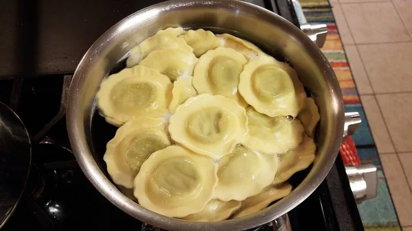 Ravioli ıspanaklı makarna fırının üstünde su demliğinde pişiyor. — Stok fotoğraf