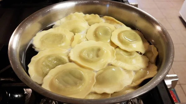 Ravioli ıspanaklı makarna fırının üstünde su demliğinde pişiyor. — Stok fotoğraf