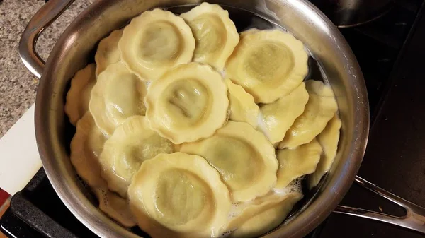 Macarrão ravioli espinafre cozinhar em panela de água no fogão — Fotografia de Stock