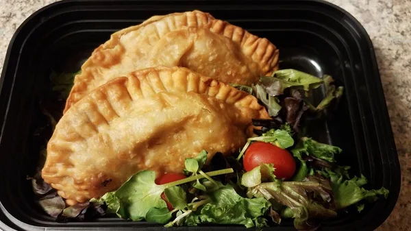 Recambio de carne frita puertorriqueña y ensalada en contenedor — Foto de Stock