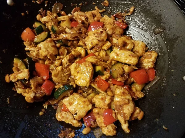 Kuřecí a červená paprika a zelenina vaření ve wok — Stock fotografie