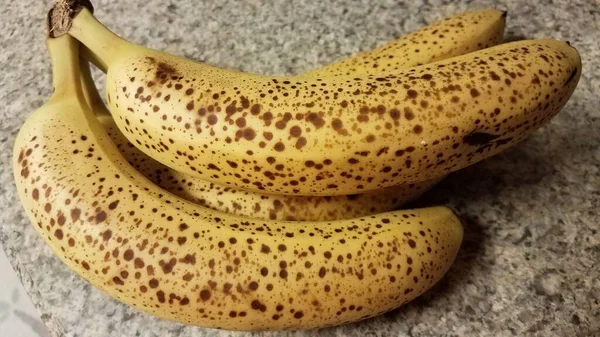 Rijp bananenfruit met vlekken op de toonbank — Stockfoto