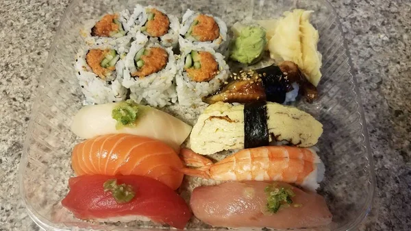 Sushi de salmão e atum e arroz em recipiente de plástico — Fotografia de Stock