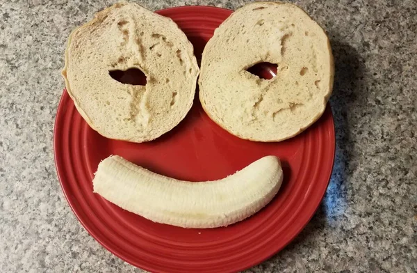 식탁에 놓인 베이글과 바나나로 웃는 얼굴 — 스톡 사진