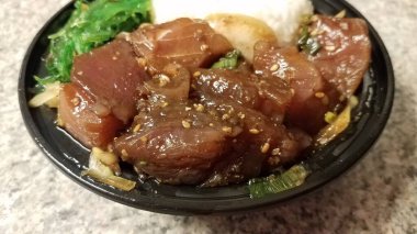 Çiğ ton balığı, pirinç ve kabın içindeki yosun Hawaii dürümü.