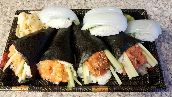 Kryddig tonfisk och lax handroll och bläckfisk sushi i behållare — Stockfoto