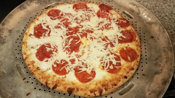 Pepperoni pizza sajttal fémsütőtálcán — Stock Fotó