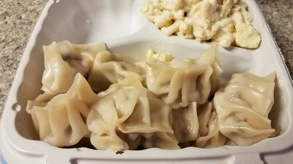 Recipiente de bolinhos e salada de macarrão no balcão — Fotografia de Stock