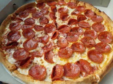 Karton kutuda yağlı biberli pizza.