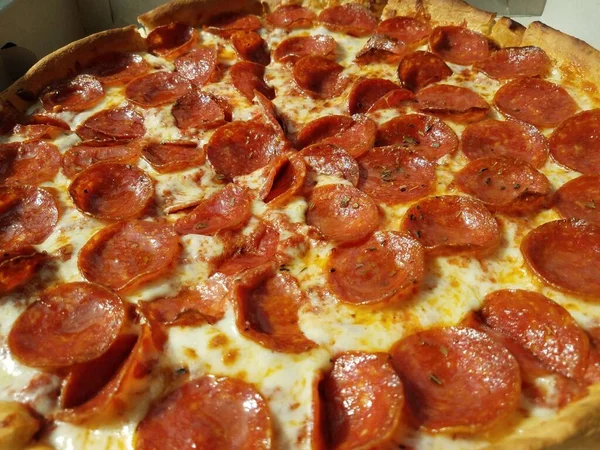 Pizza de pepperoni em caixa de papelão com graxa — Fotografia de Stock