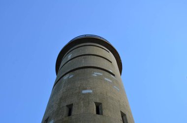 Mavi gökyüzü ile yüksek çimento kulesi