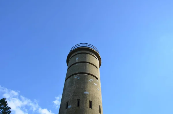 Estrutura de torre de cimento alto com céu azul — Fotografia de Stock