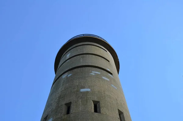 Mavi gökyüzü ile yüksek çimento kulesi — Stok fotoğraf
