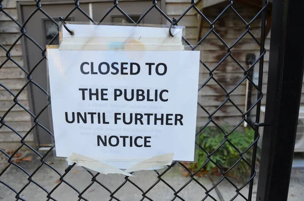 Zamknięte dla publiczności do odwołania znak na ogrodzeniu — Zdjęcie stockowe