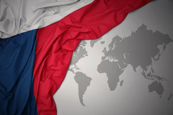 背景をグレーの世界地図にチェコ共和国のカラフルな国旗を振ってください — ストック写真