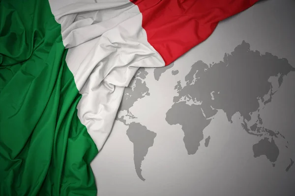 Schwenken Bunte Nationalflagge Italiens Auf Grauem Hintergrund Der Weltkarte — Stockfoto