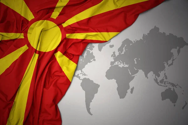 Macha Kolorowe Flagi Narodowej Macedonii Tle Szarym Świecie Mapy — Zdjęcie stockowe