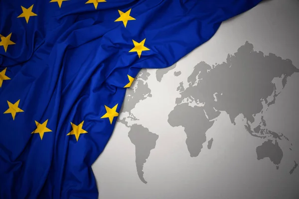 Махаючи Барвистим Прапором Європейського Союзу Сірому Фоні Карти Світу — стокове фото