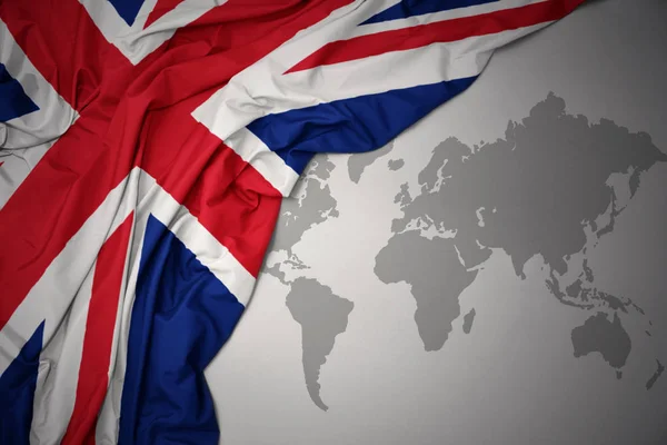 Macha Kolorowe Flagi Narodowej Wielkiej Brytanii Tle Szarym Świecie Mapy — Zdjęcie stockowe