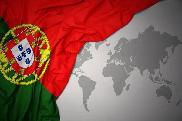 Размахивая Красочным Национальным Флагом Португалии Сером Фоне Карты Мира — стоковое фото