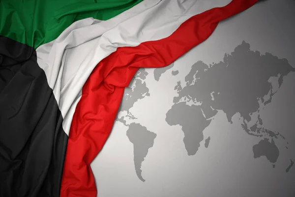 Sventolando Bandiera Nazionale Colorata Kuwait Uno Sfondo Grigio Mappa Del — Foto Stock