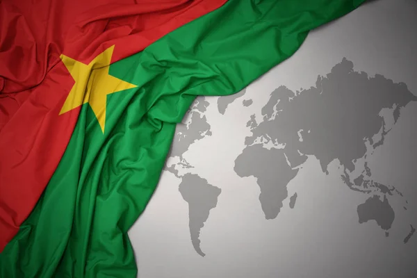 Ondeando Colorida Bandera Nacional Burkina Faso Sobre Fondo Gris Mapa — Foto de Stock