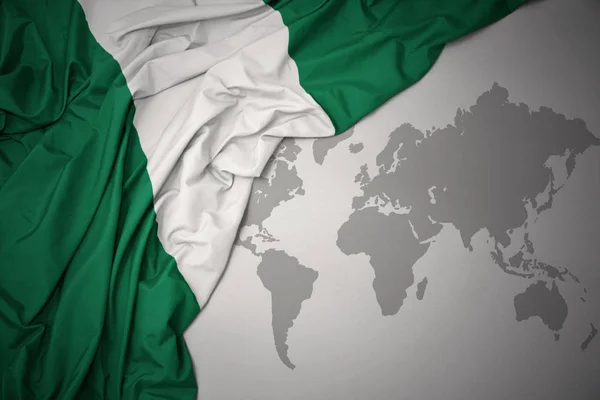 Ondeando Colorida Bandera Nacional Nigeria Fondo Gris Mapa Del Mundo — Foto de Stock