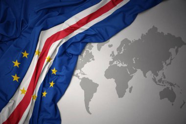 cape verde gri dünya harita arka plan üzerinde renkli ulusal bayrak sallayarak.