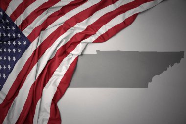 Amerika Birleşik Devletleri gri tennessee devlet harita arka plan üzerinde renkli ulusal bayrak sallayarak.