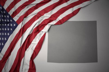 Amerika Birleşik Devletleri gri wyoming eyalet harita arka plan üzerinde renkli ulusal bayrak sallayarak.