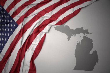 Amerika Birleşik Devletleri gri michigan devlet harita arka plan üzerinde renkli ulusal bayrak sallayarak.