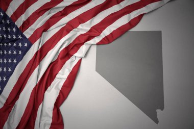 Amerika Birleşik Devletleri gri nevada devlet harita arka plan üzerinde renkli ulusal bayrak sallayarak.