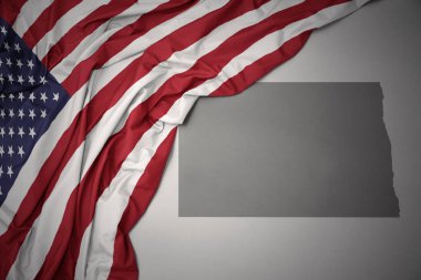 Amerika Birleşik Devletleri gri Kuzey dakota eyalet harita arka plan üzerinde renkli ulusal bayrak sallayarak.