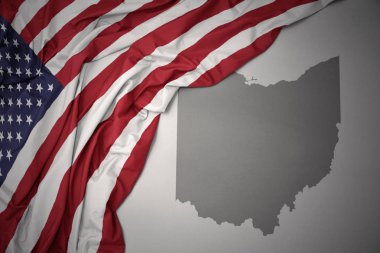 Amerika Birleşik Devletleri gri ohio devlet harita arka plan üzerinde renkli ulusal bayrak sallayarak.