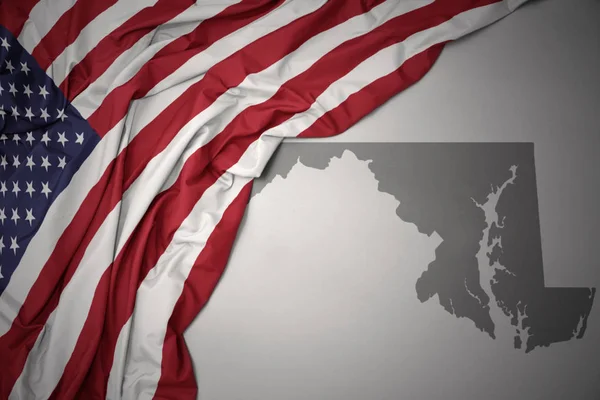 Размахивая Красочным Национальным Флагом Соединенных Штатов Америки Фоне Карты Штата — стоковое фото