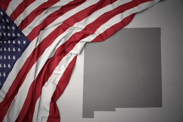 Mává Barevné Státní Vlajka Spojených Států Amerických Šedém Pozadí Mapu — Stock fotografie