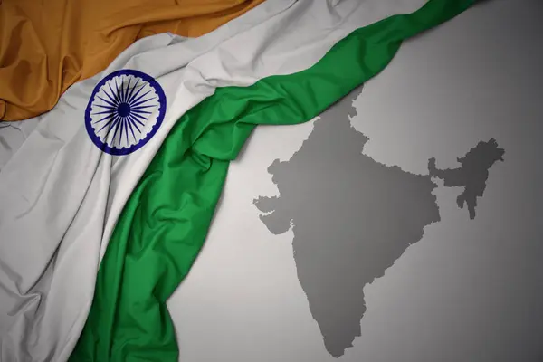 Schwenken Bunte Nationalflagge Indiens Auf Grauem Kartenhintergrund — Stockfoto