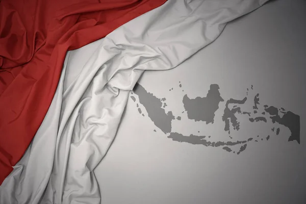 Ondeando Colorida Bandera Nacional Indonesia Sobre Fondo Mapa Gris —  Fotos de Stock