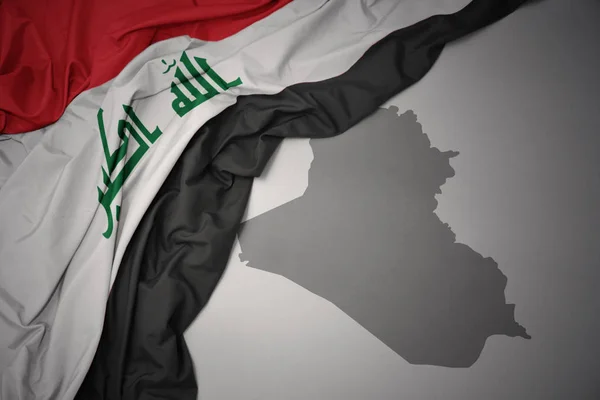 Ondeando Colorida Bandera Nacional Iraq Sobre Fondo Mapa Gris —  Fotos de Stock